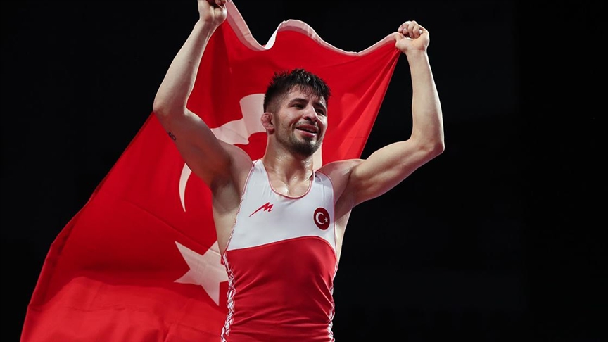 土耳其摔跤手苏莱曼·阿特里成为欧洲冠军