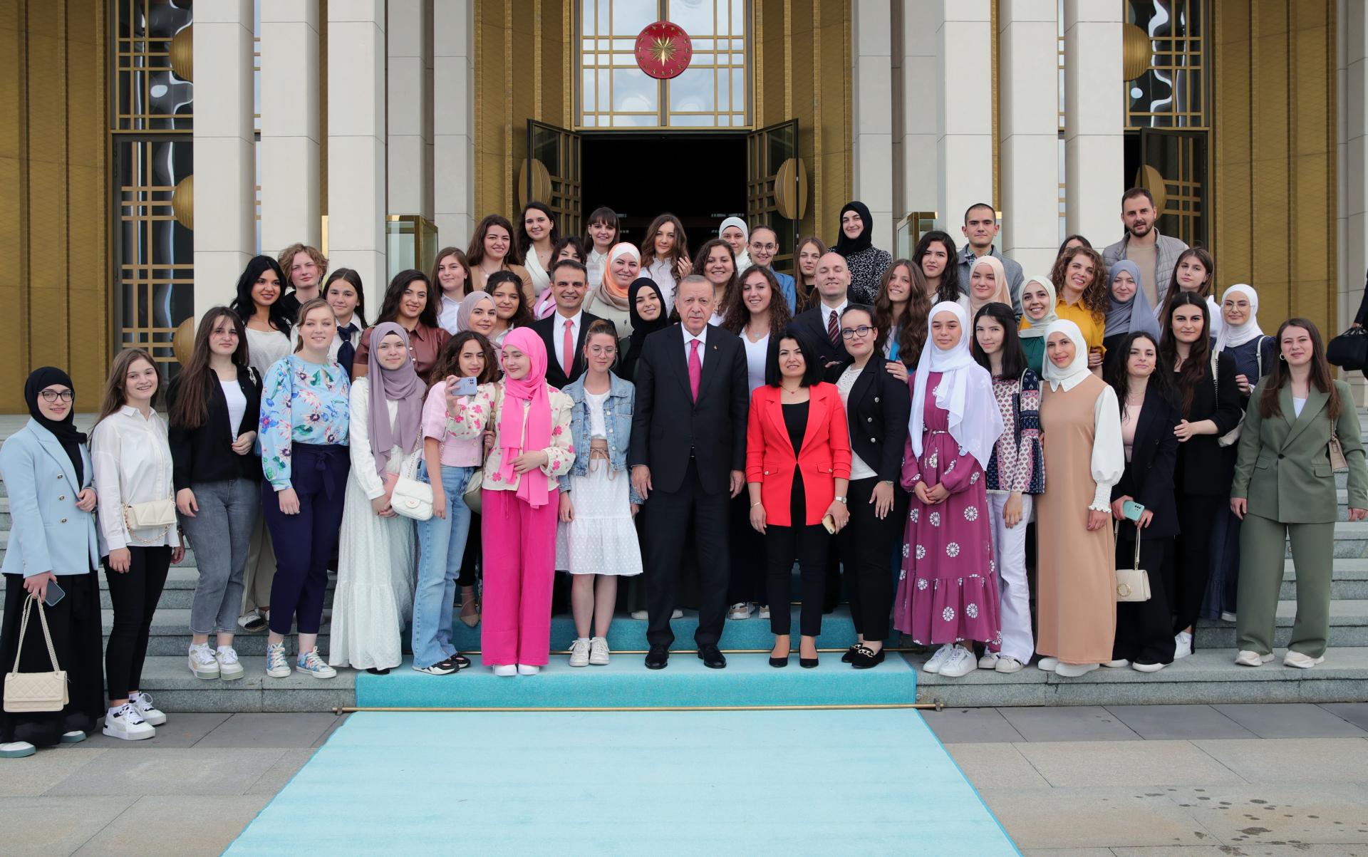 Erdogan primio učenike Turskog kulturnog centra iz Novog Pazara