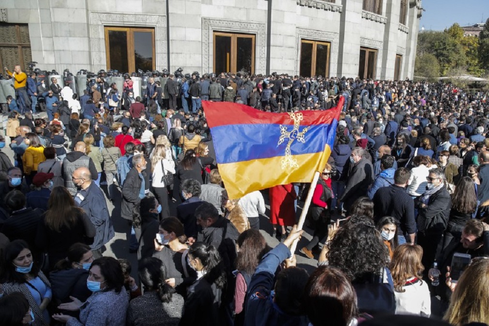 Ermenistanda Nikol Paşinýana Garşy Durýan Protestçylar Hökümet Binasyna Girdi