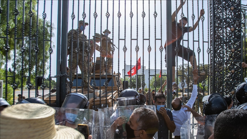 یورش نیروهای امنیتی تونس به تجمع مخالفان و طرفداران کودتا مقابل مجلس