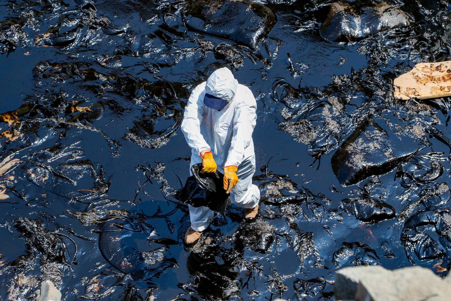 Perú declara emergencia ambiental por el derrame de petróleo en Tonga