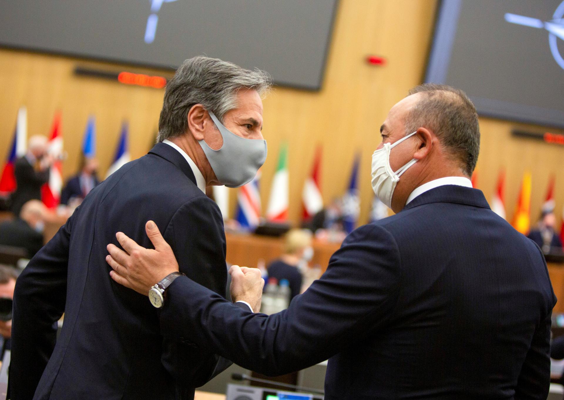 Çavuşoğlu y Blinken se reúnen por primera vez cara a cara en la reunión de la OTAN