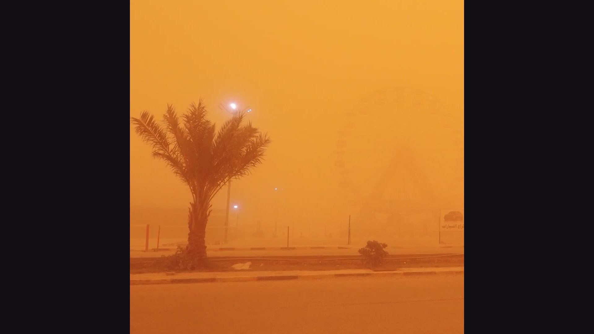 Sűrű porfelhő borította az iraki Nedzsef várost