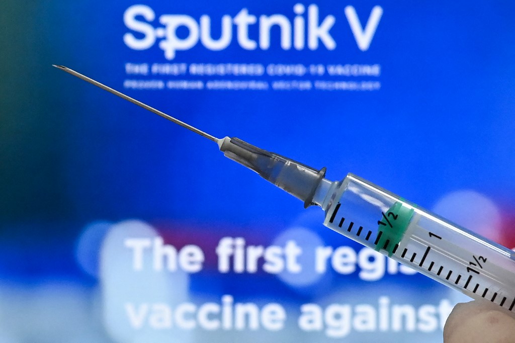 Putin afirma que las vacunas rusas con eficaces contra nuevas variantes del coronavirus