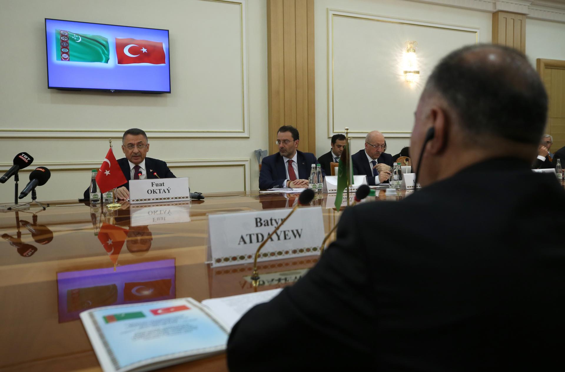 ترکمان گیس کو ترکی منتقل کرنےکے منصوبے پر کام جاری ہے: نائب صدر فواد اوکتائے