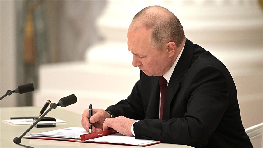 Putin yaña qararlar imzaladı