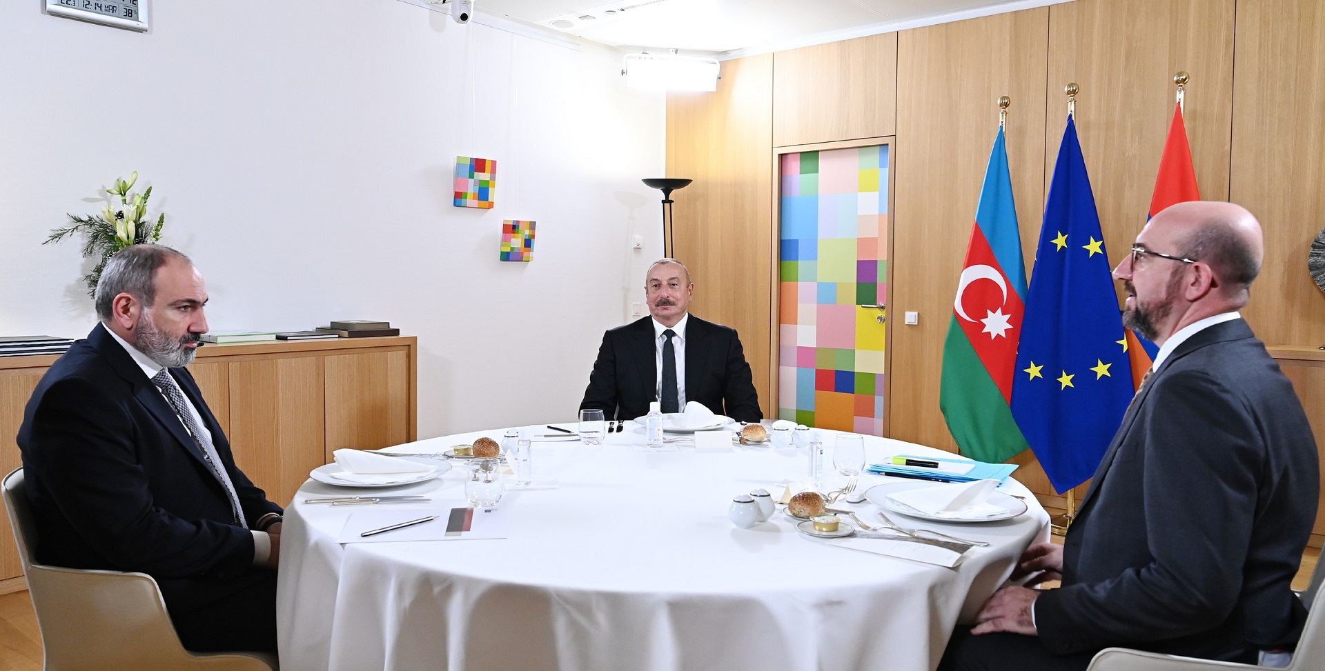 Nikol Pashinyan avra'  un incontro a quattro con il presidente dell'Azerbaigian Ilham Aliyev