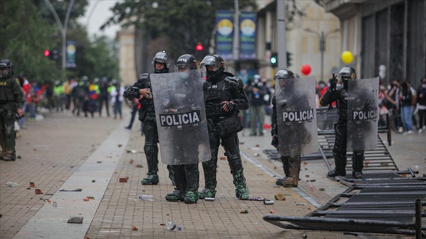哥伦比亚多地举行反政府示威活动