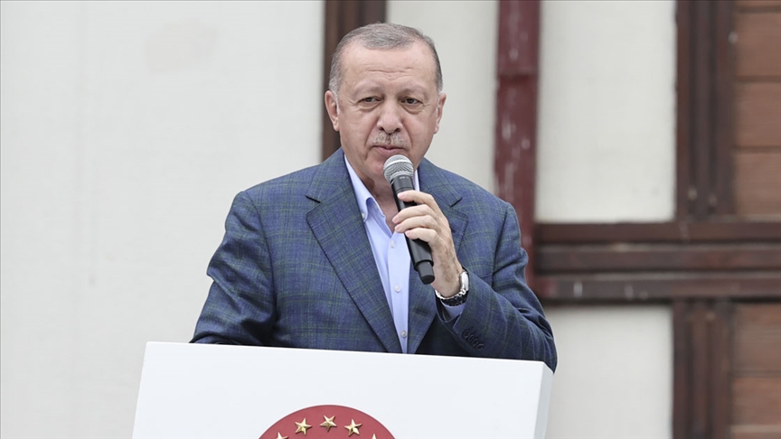 Presidenti Erdogan vizitoi zonat e përmbytura në Rize dhe Artvin
