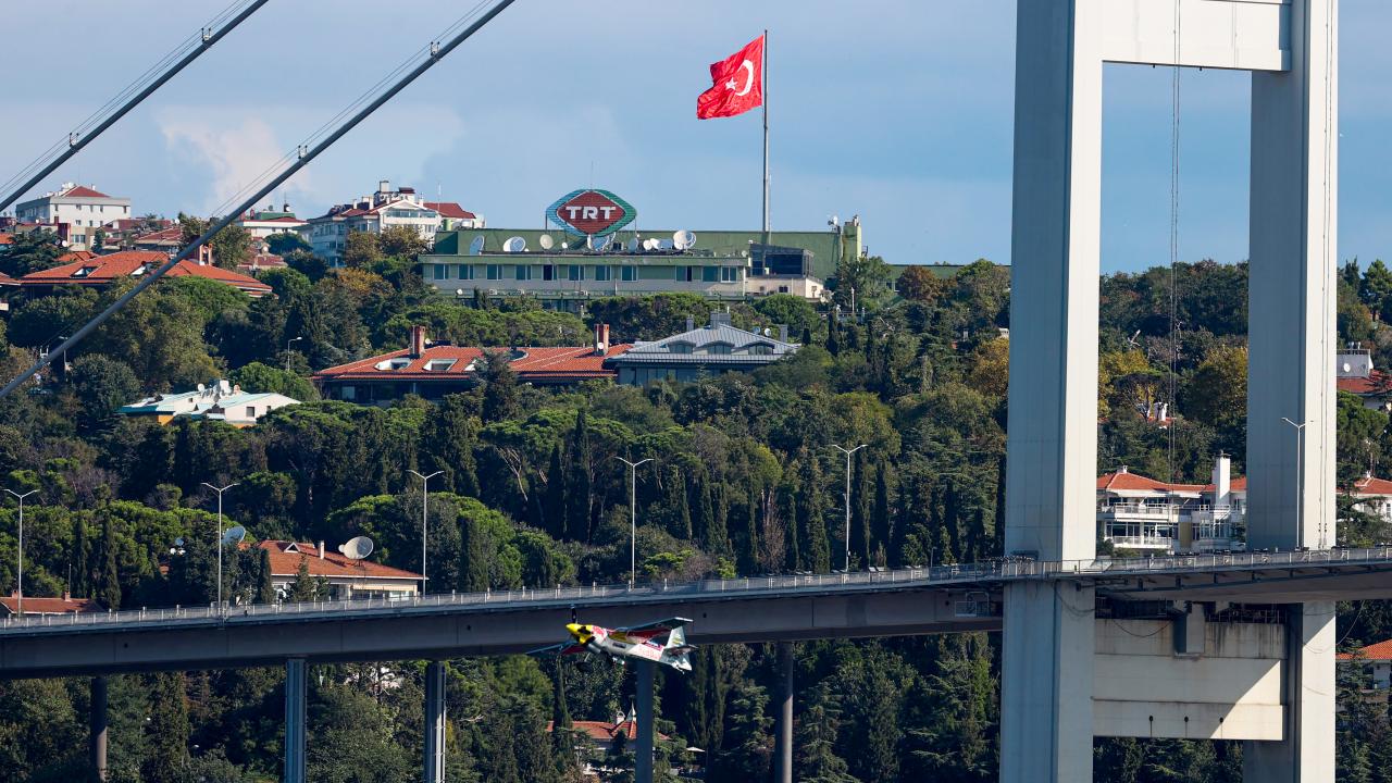 El piloto italiano Dario Costa realiza vuelo de demostración en el Estrecho de Estambul