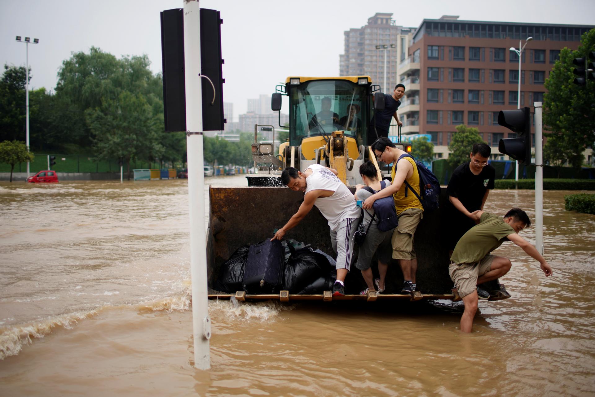 Броят на жертвите на наводненията в Китай се увеличи на 99 души