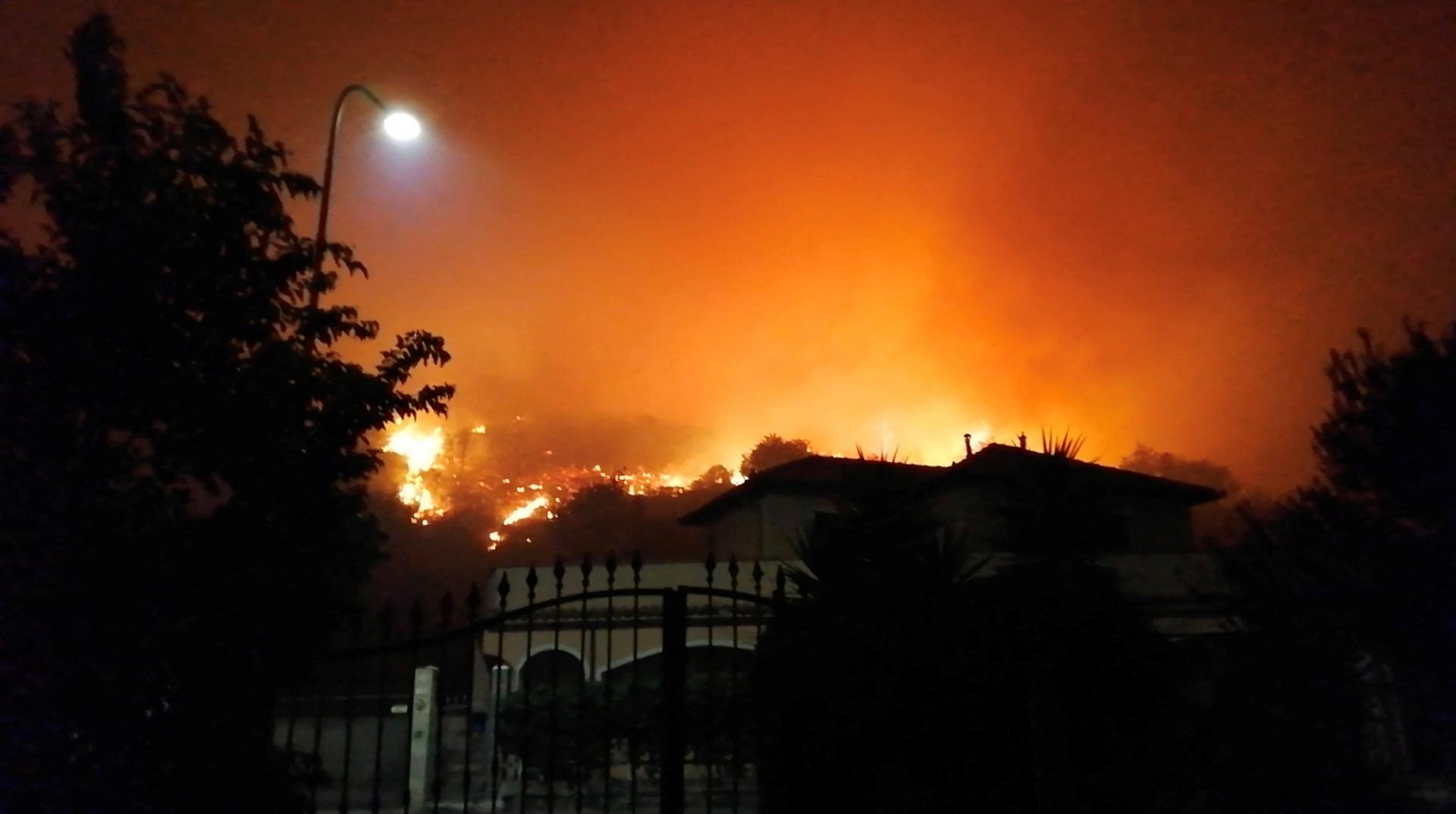 意大利失控大火致120人被疏散