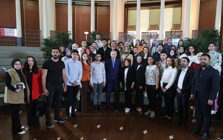 اردوغان در کتابخانه مجتمع ریاست جمهوری با جوانان صحبت کرد
