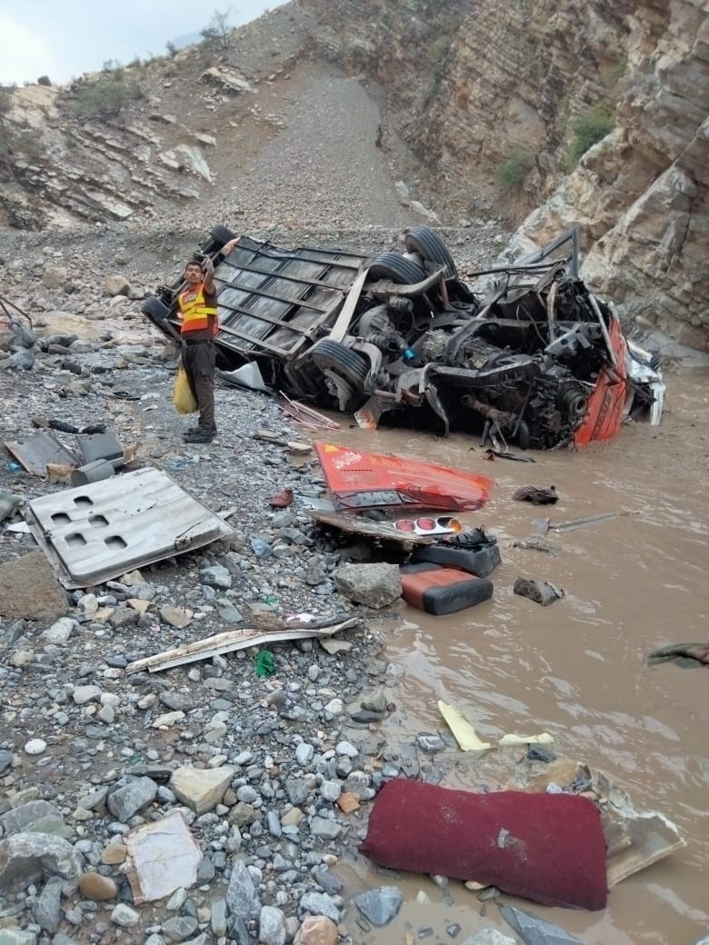پاکستان: مسافر بس وادی میں جا گری، 19 افراد ہلاک اور 12 زخمی