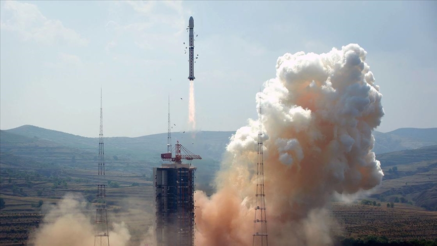 中国成功发射3颗低轨通信试验卫星