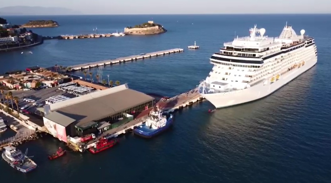 Kroçera luksoze “Seven Seas Splendor” viziton Portin Egje të Kusadasi