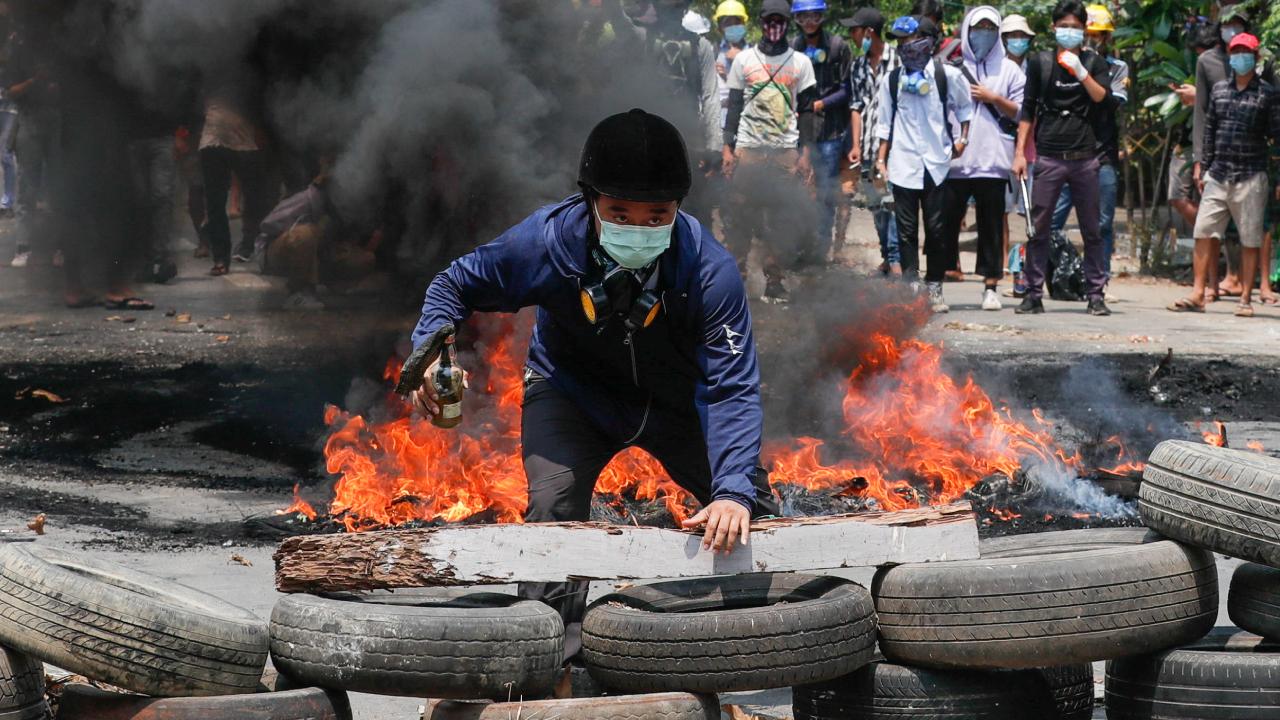 缅甸人继续上街游行抗议军事政变