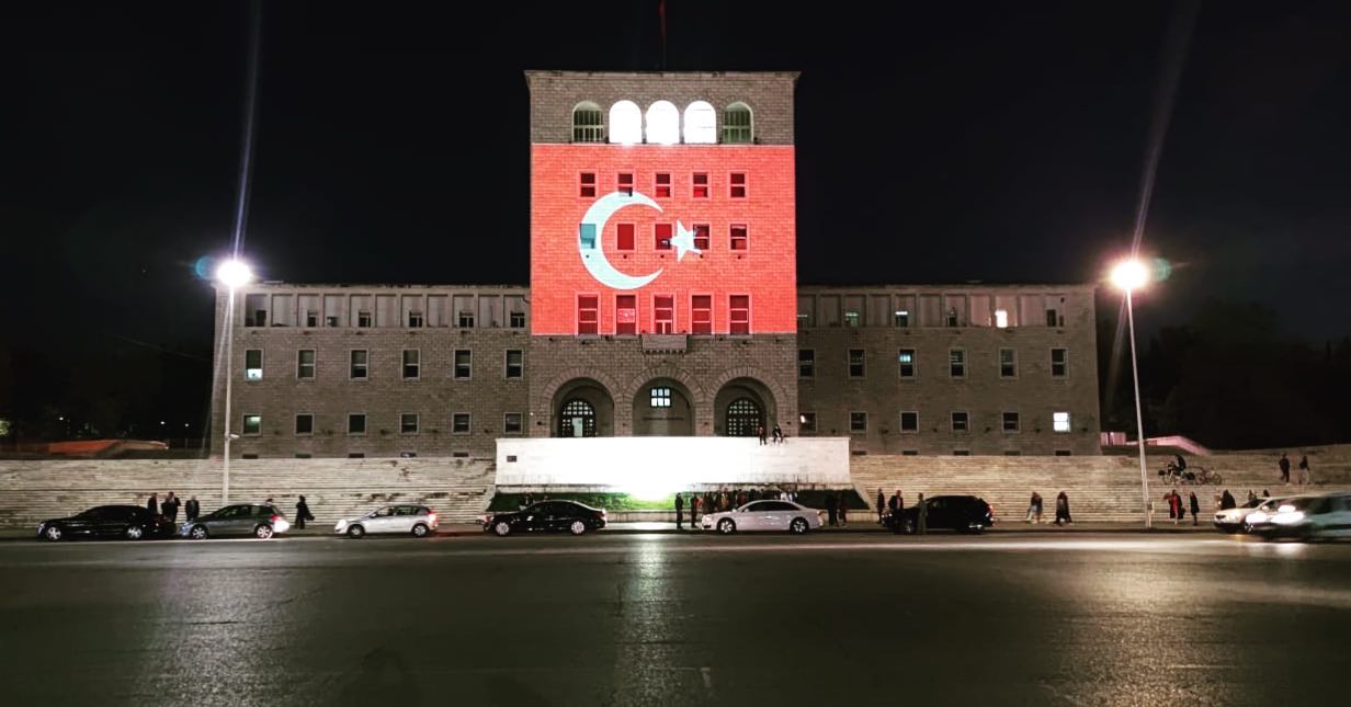Flamuri turk pasqyrohet në Universitetin e Tiranës me rastin e Ditës së Republikës së Turqisë