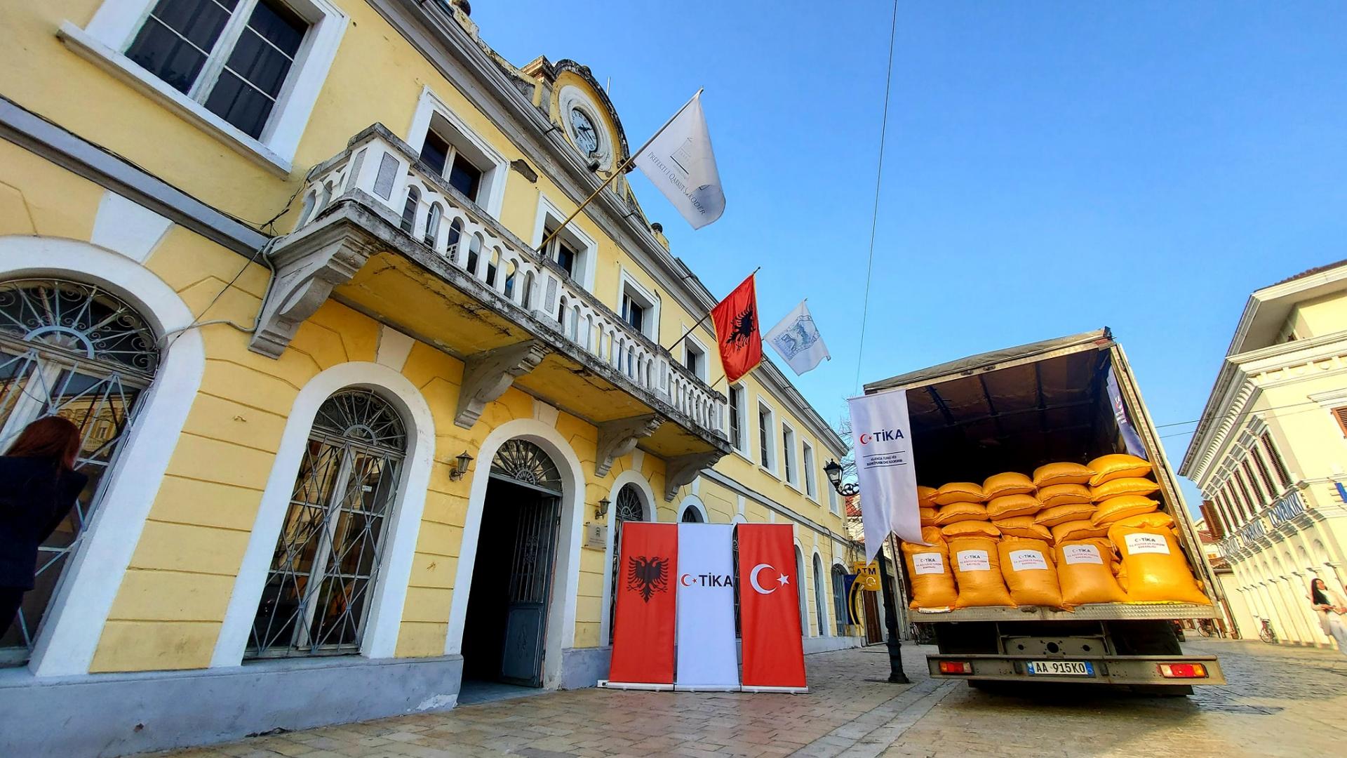 Turqia ndihmon fermerët në Shkodër e gjetkë pas përmbytjeve