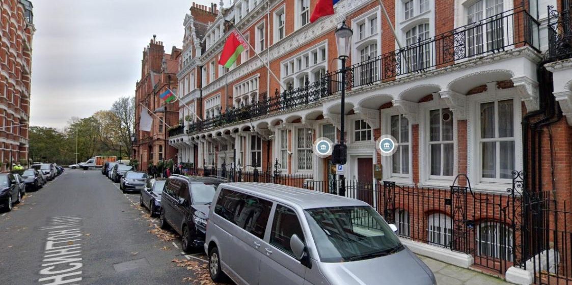 Támadás érte a londoni fehérorosz nagykövetséget