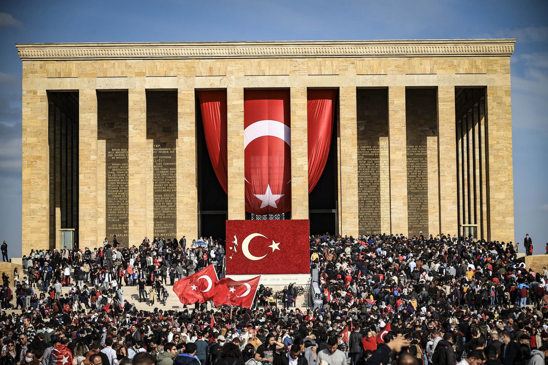 Ezrek látogatták meg Atatürk sírját a Köztársaság Ünnepén