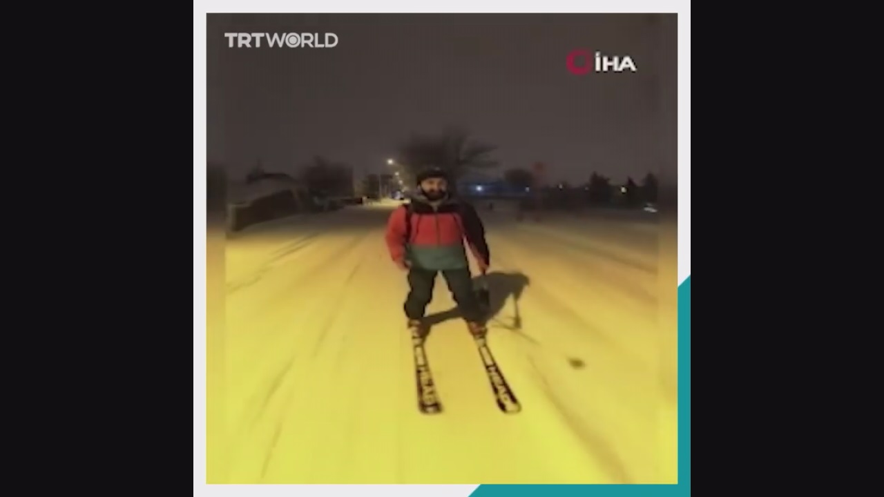 اسکی بازی یک شهروند در خیابان‌های برفی استانبولی
