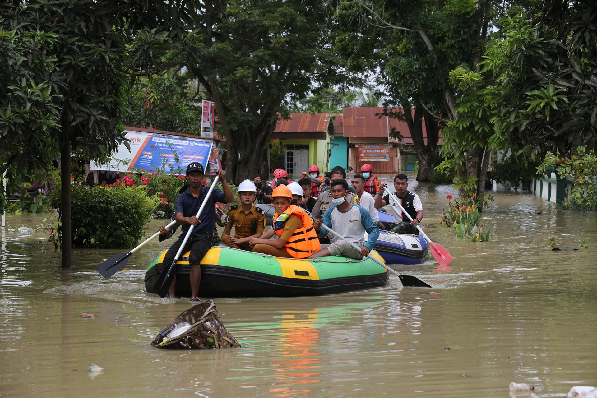 جاری شدن سیل در اندونزی جان 8 نفر را گرفت