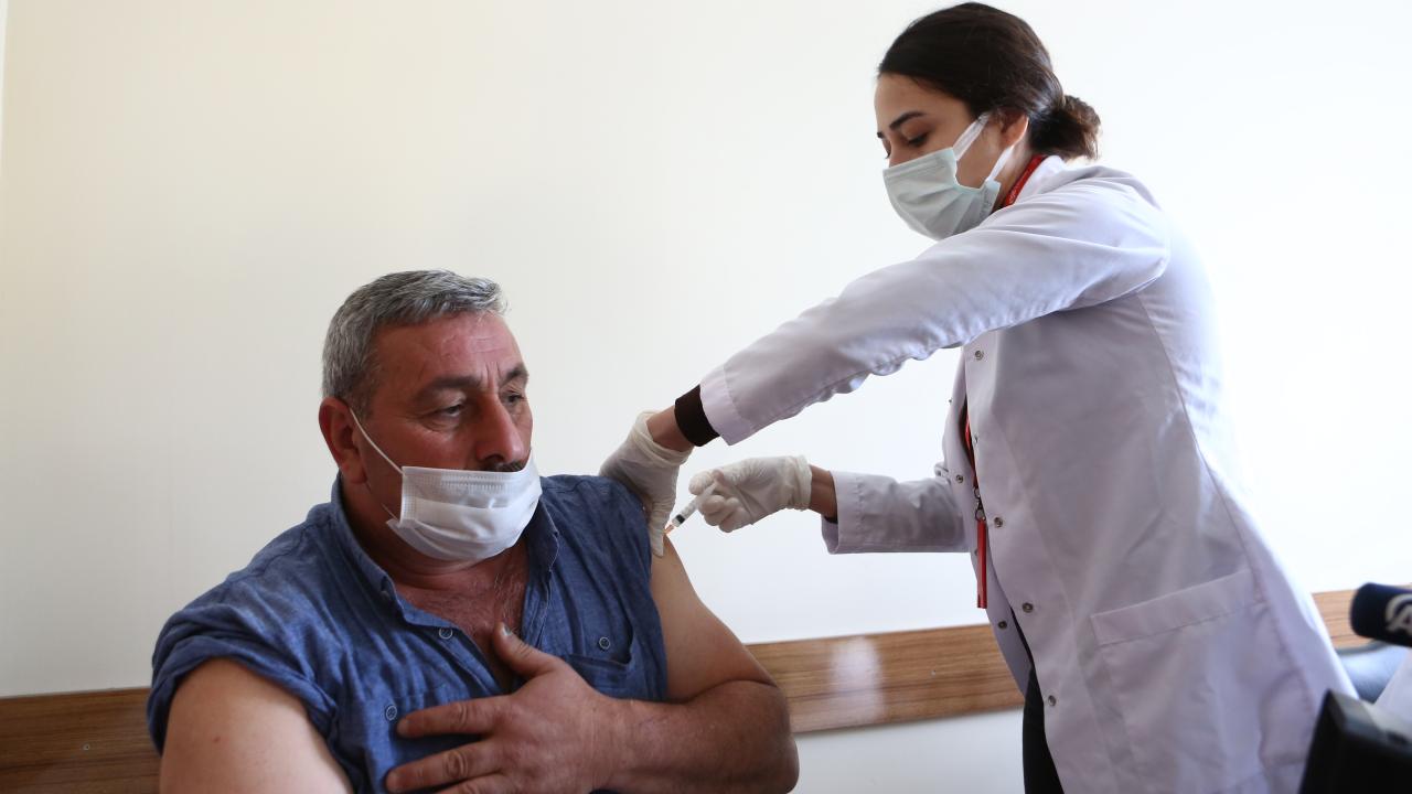 بیش از  121 میلیون و  49 هزار دوز واکسین کرونا در ترکیه تزریق شد