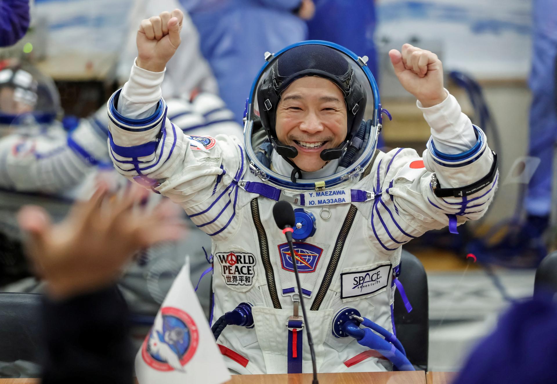 日本亿万富翁前泽友作结束12天太空旅行