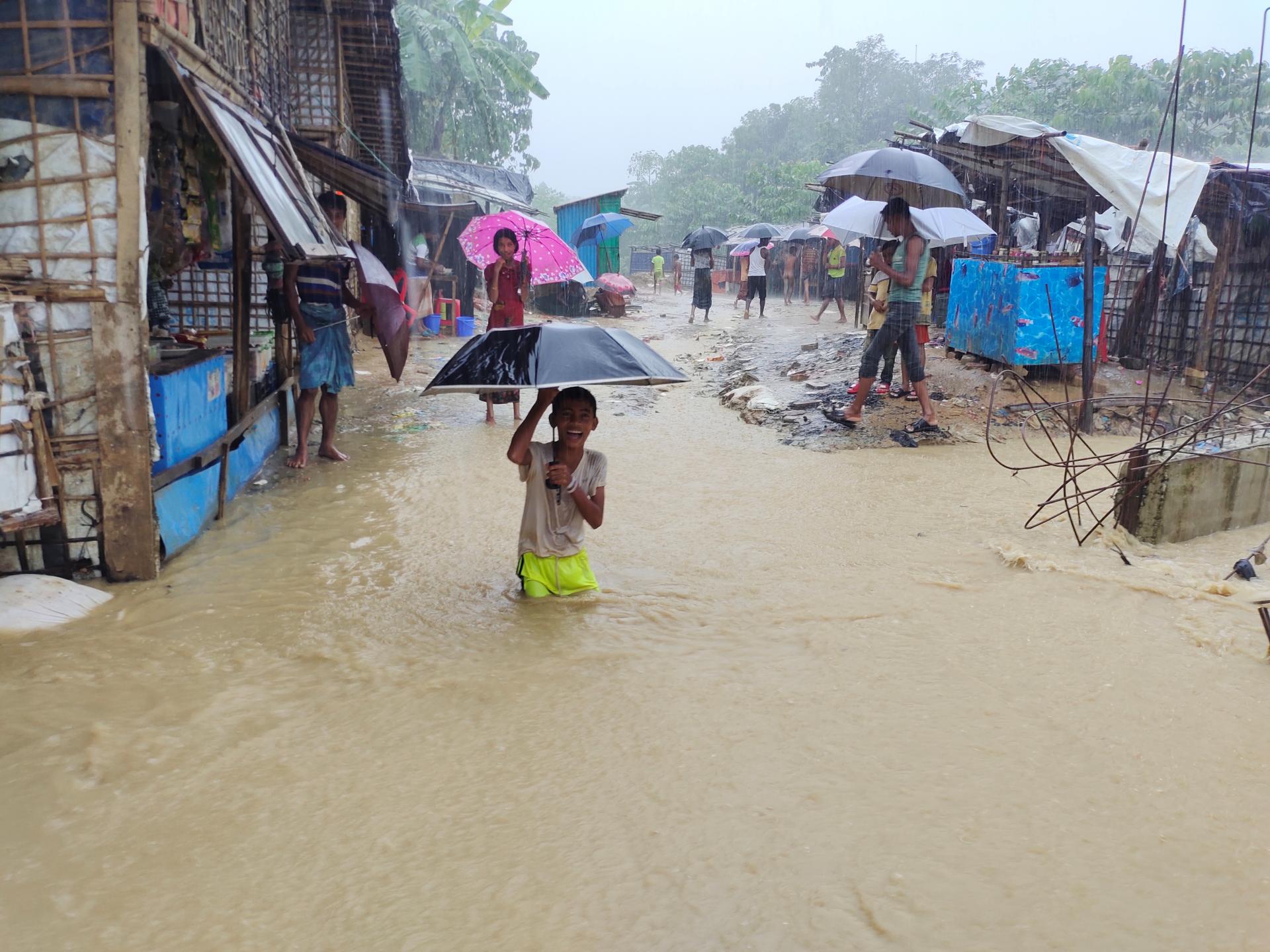 孟加拉国罗兴亚难民营遭大雨侵袭