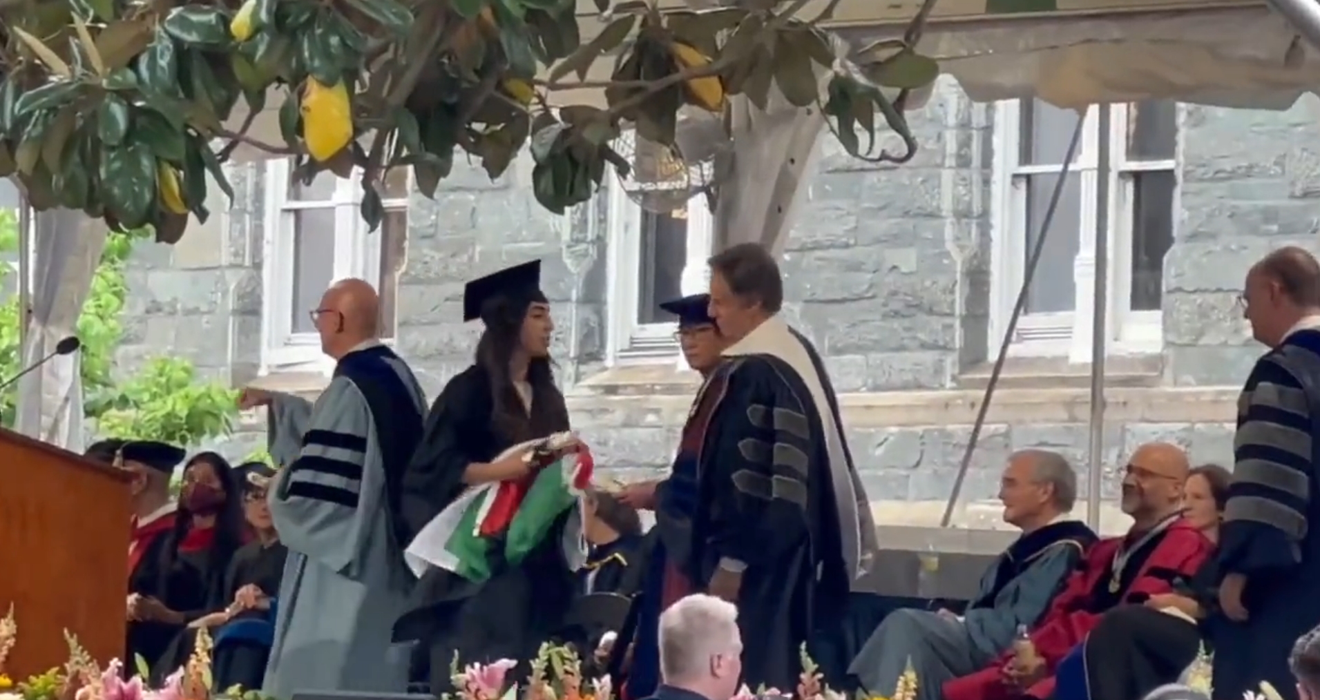 Lo studente palestinese non stringe la mano a Blinlen alla cerimonia di laurea