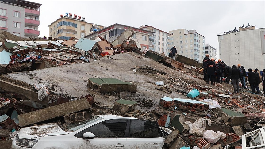 8 турски борци са спасени живи изпод развалините не земетресението