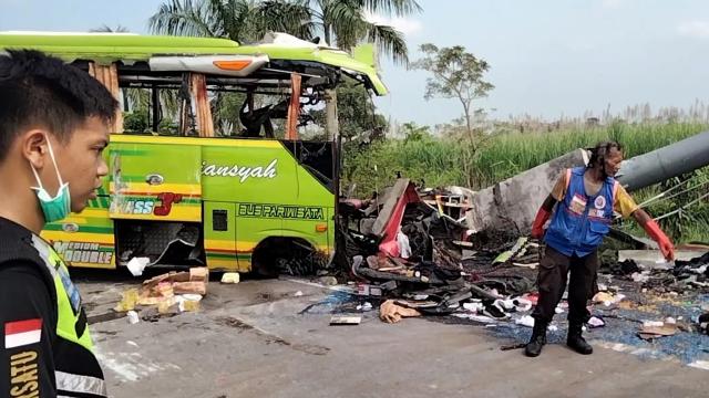 При катастрофа в Индонезия загинаха 14 души