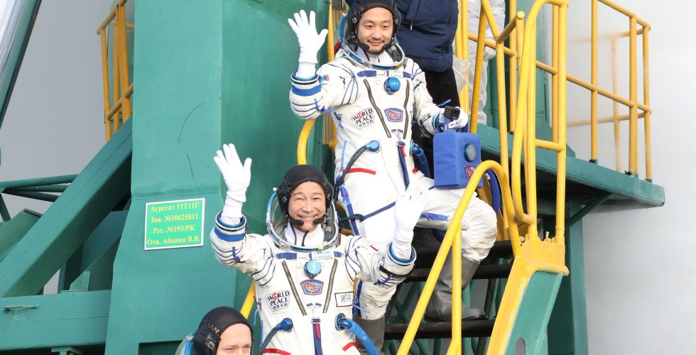 جاپانی ارب پتی مزاوا اپنے معاون کے ہمراہ خلائی سیاحت پر روانہ ہو گئے