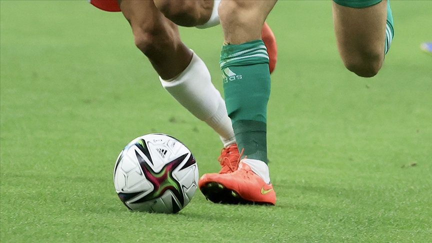 الجزائری فٹ بالر میچ کے دوران حرکت قلب بند ہونے سے وفات پا گیا
