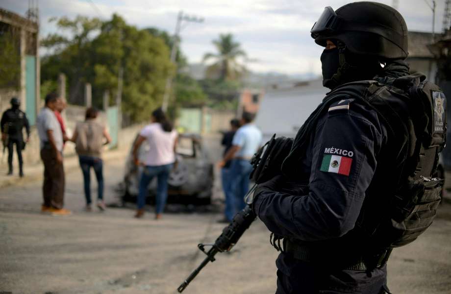 Abandonan camioneta con 10 cadáveres frente al Palacio de Gobierno de Zacatecas en México