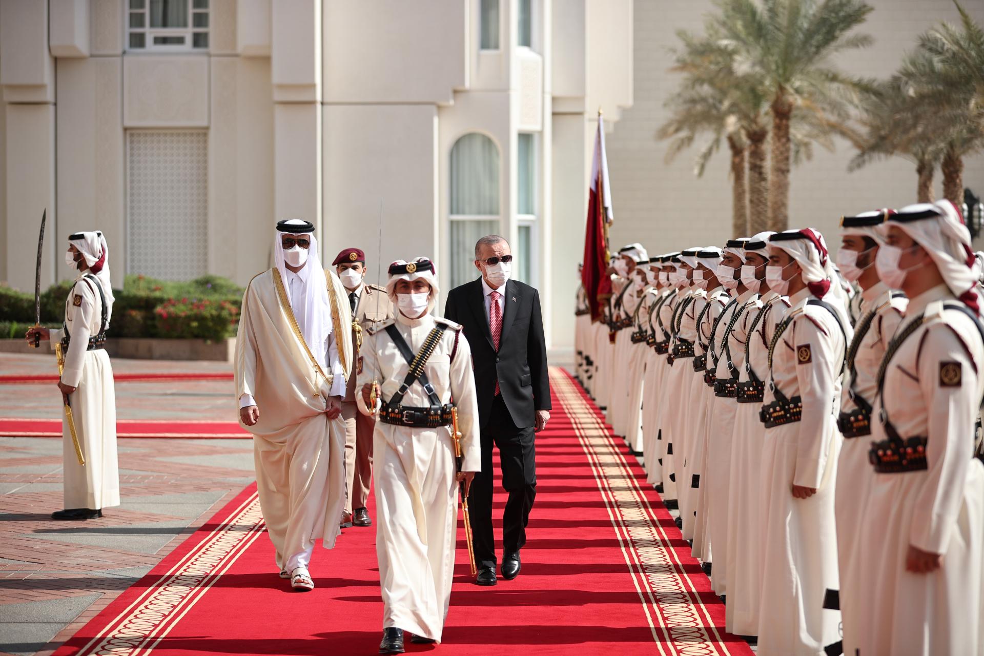 Erdogan accueilli par l'émir du Qatar Cheikh Tamim ben Hamad Al Thani à Doha