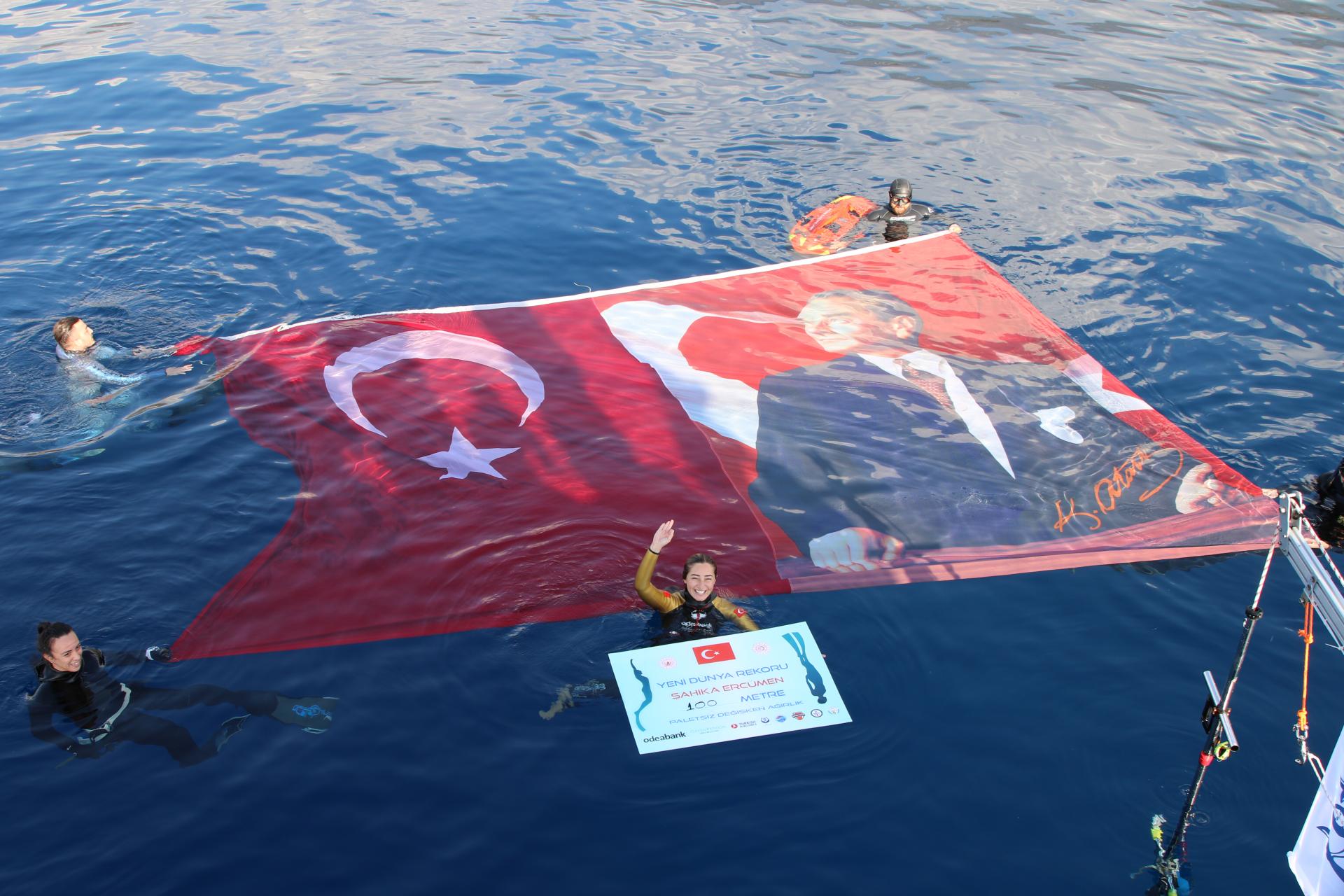 Egyetlen levegővétellel jutott le 100 méter mélyre Ercümen szabadmerülő török búvár