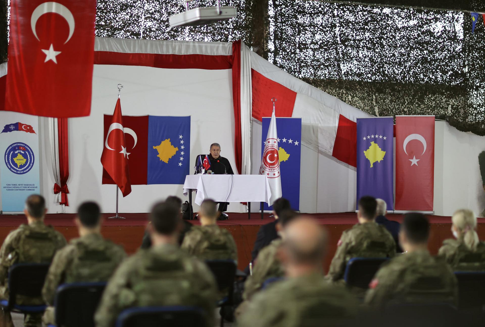 Il ministro Akar visita la rappresentanza militare turca a Prizren, in Kosovo