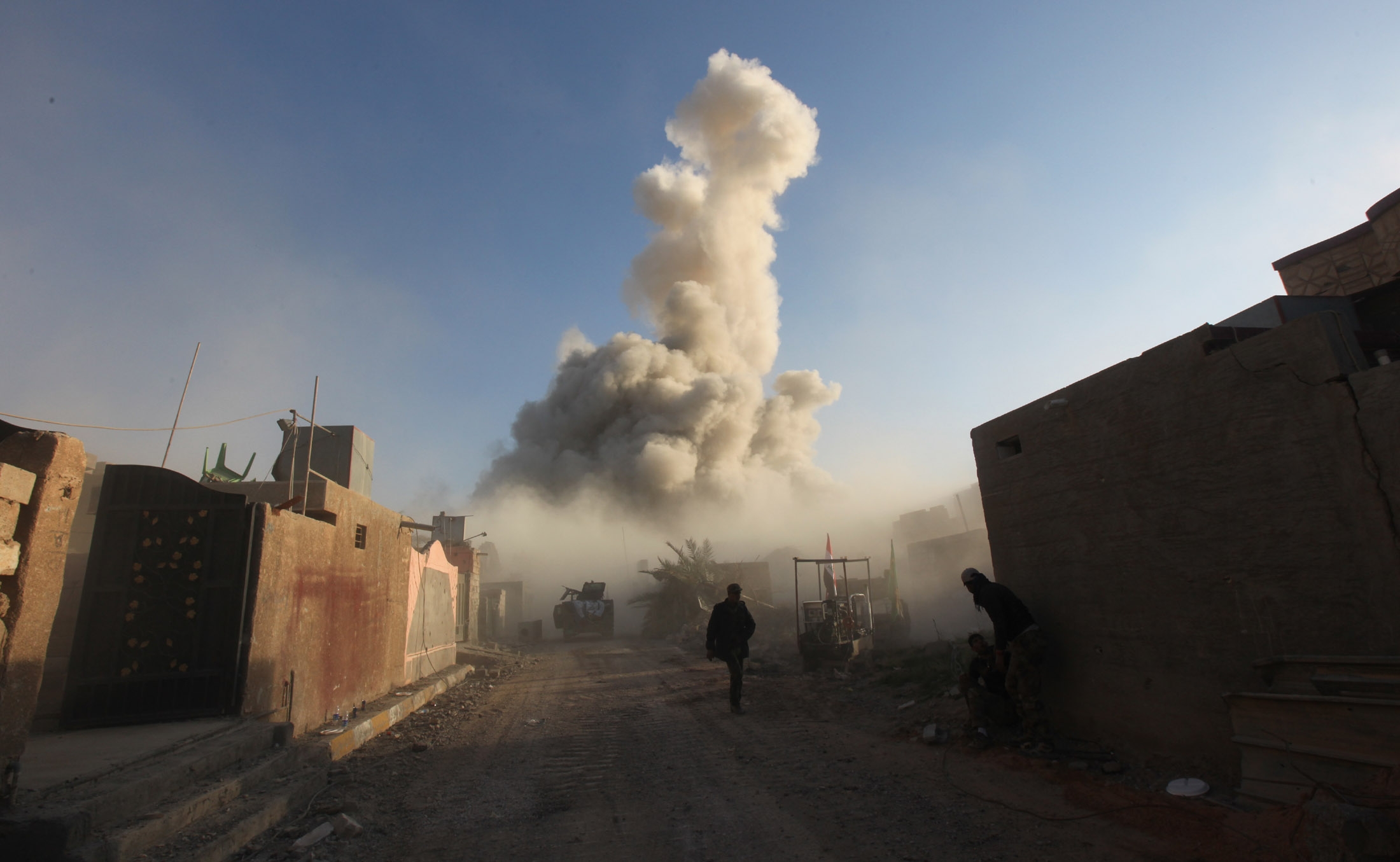 伊拉克达伊莎恐怖组织发动袭击:12名军人死亡