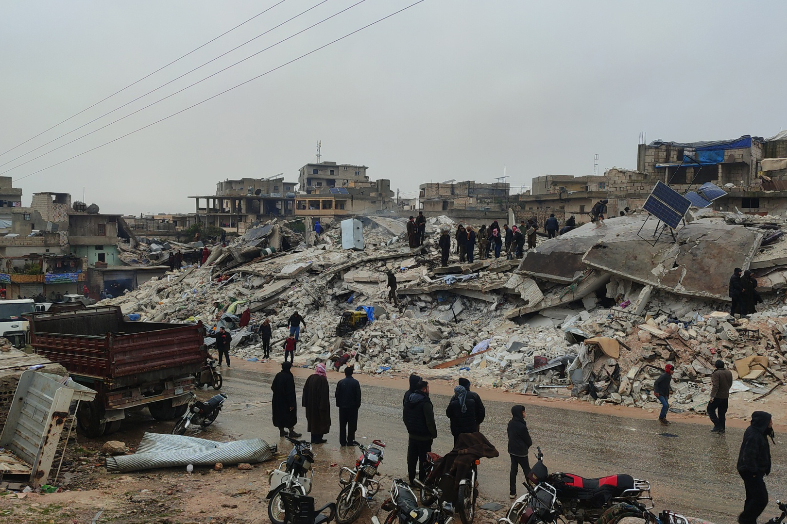 Decretan luto en zonas afectadas en el norte de Siria por el terremoto de Kahramanmaraş