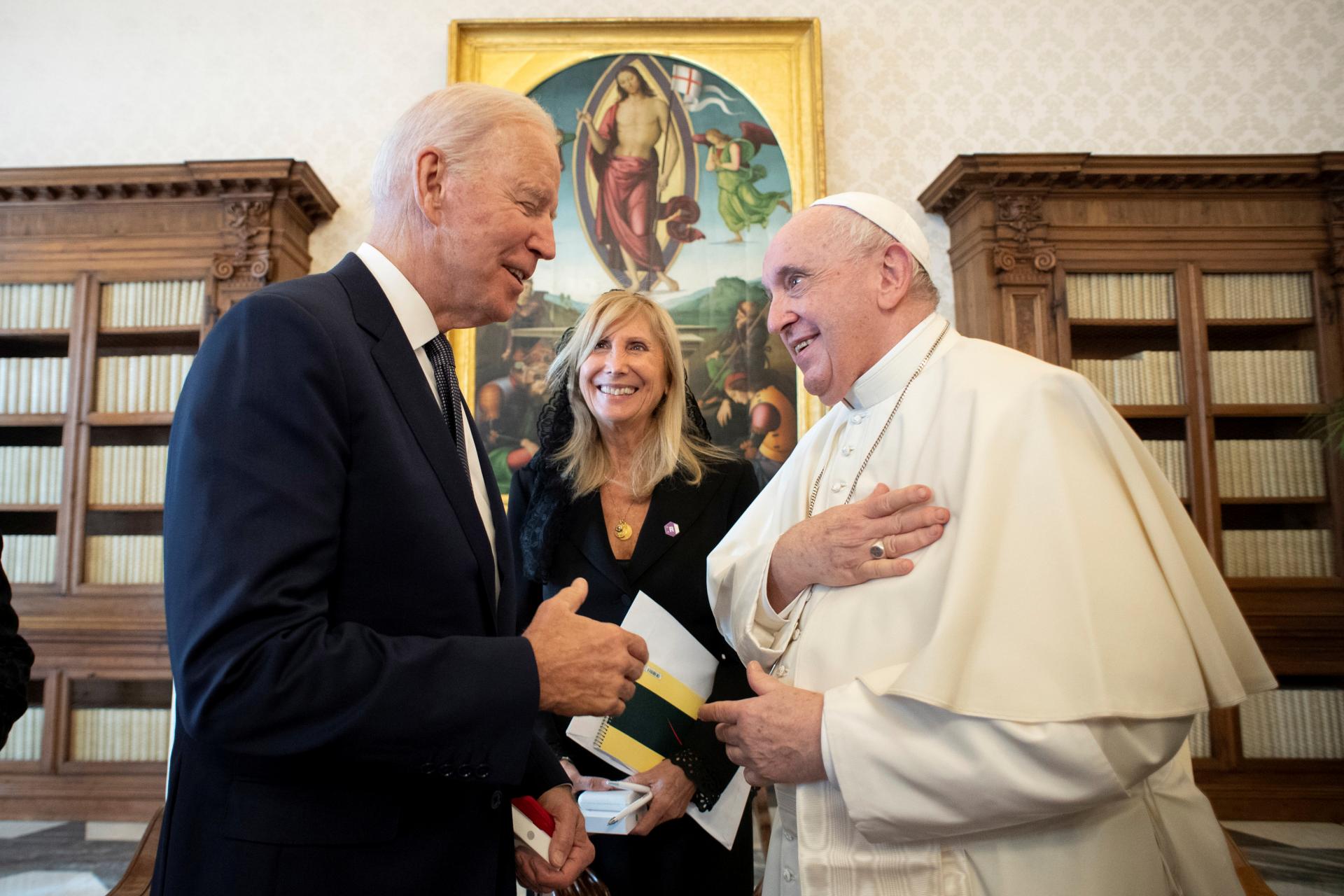 美国总统拜登在梵蒂冈会见方济各教皇