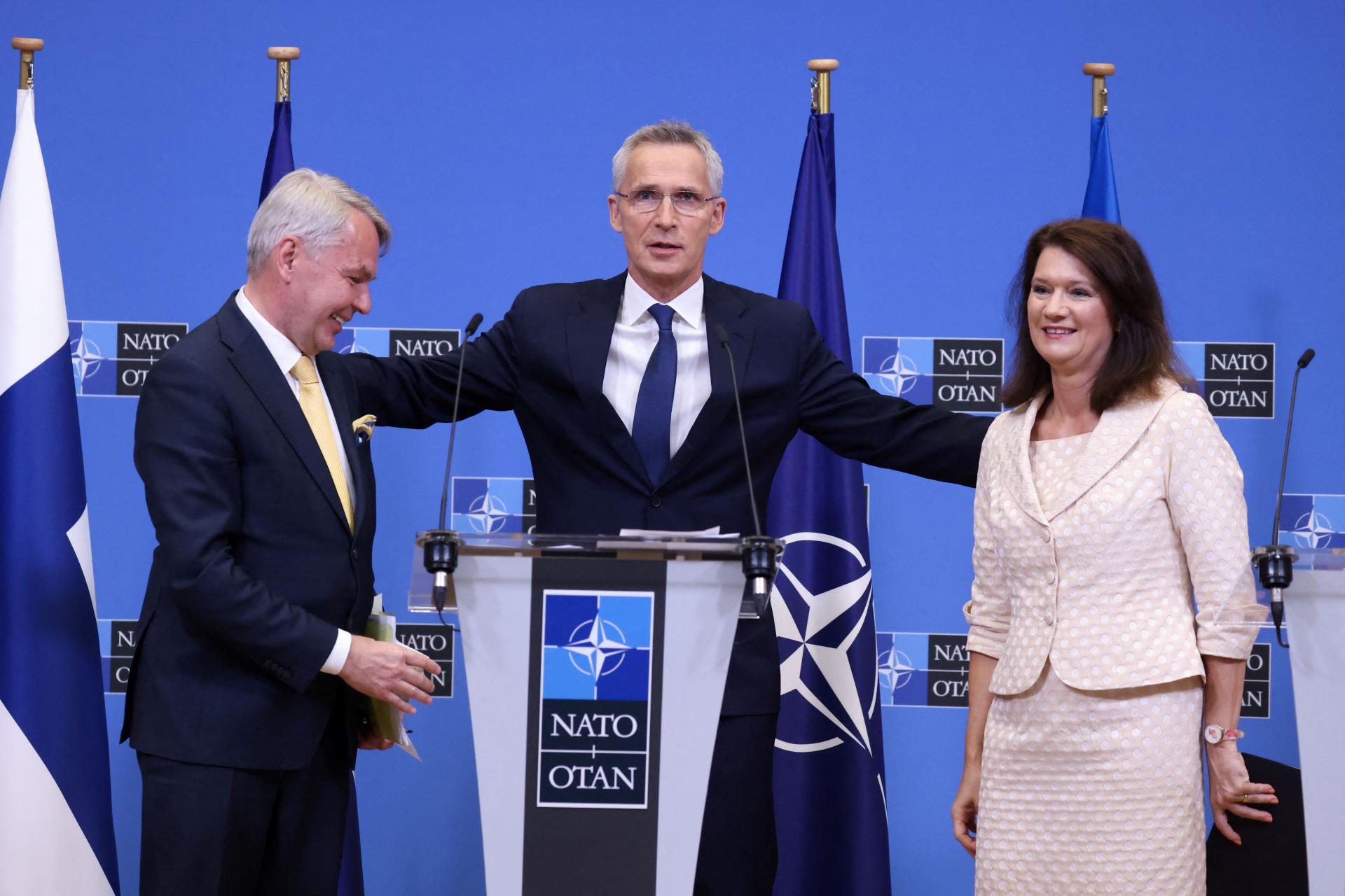 Los miembros de la OTAN firman el protocolo de adhesión de Finlandia y Suecia