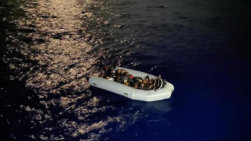 一艘移民船在突尼斯海岸倾覆