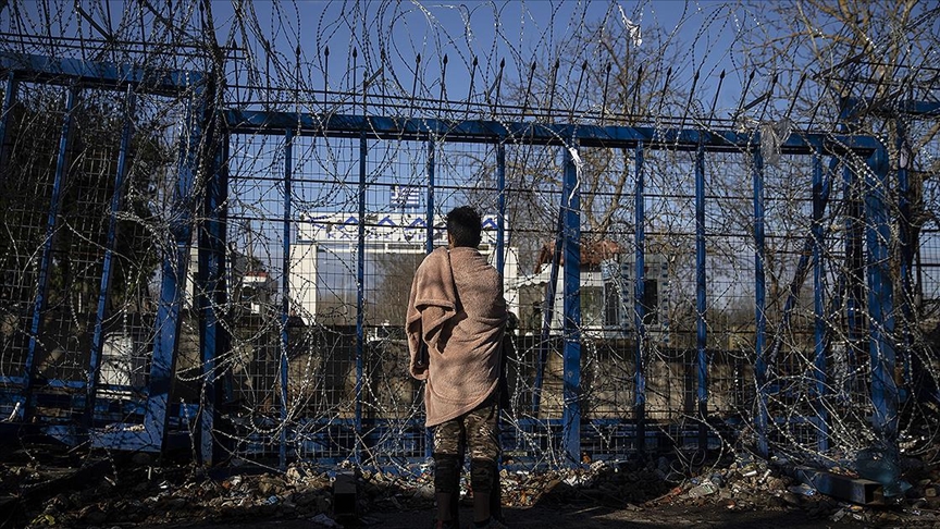 Guardias griegos obligan a un traductor a cruzar la frontera pensando que era un refugiado