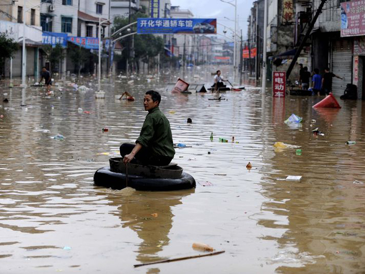 河南郑州发生洪灾  至少12人死亡