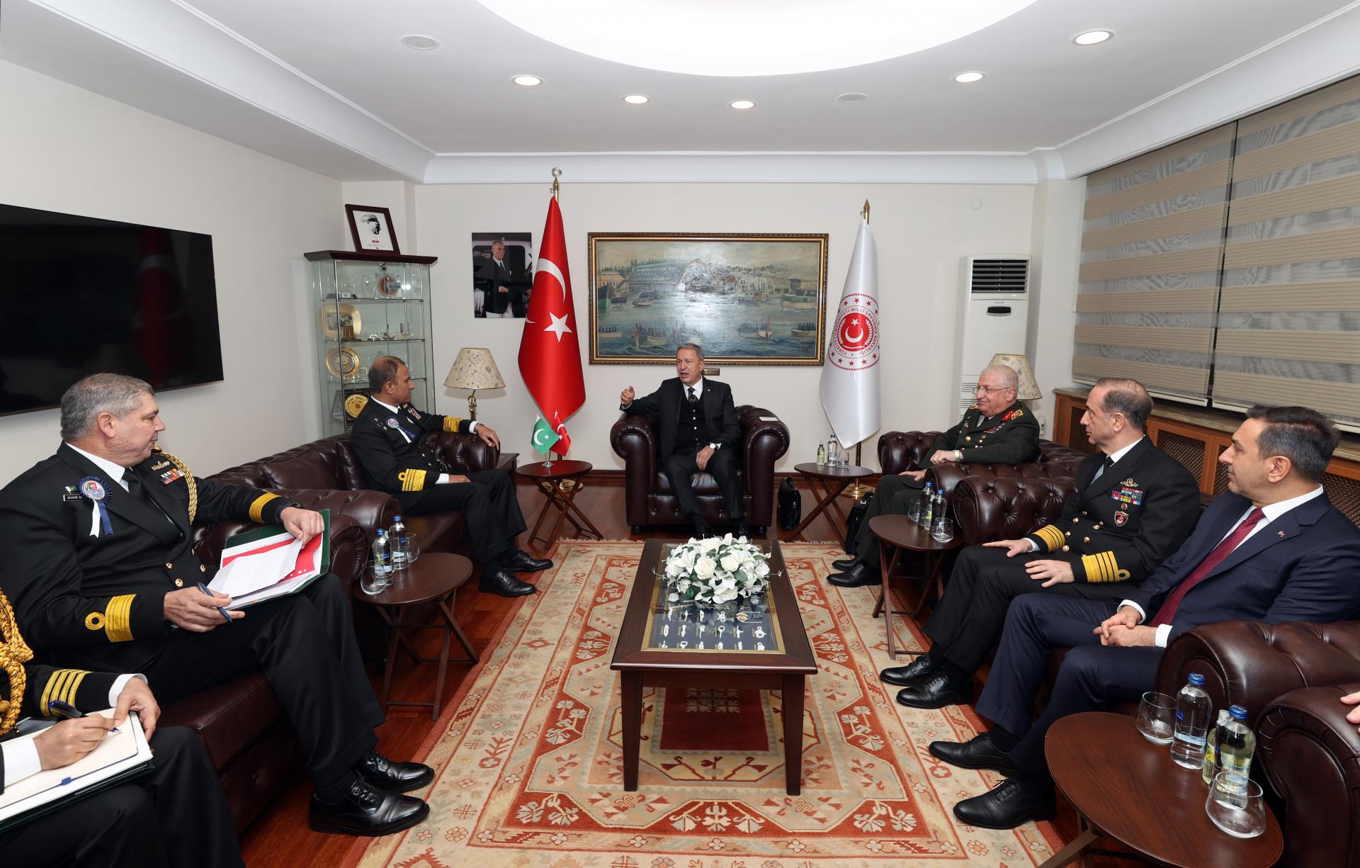 دیدار وزیر دفاع ملی ترکیه با فرمانده نیروی دریایی پاکستان