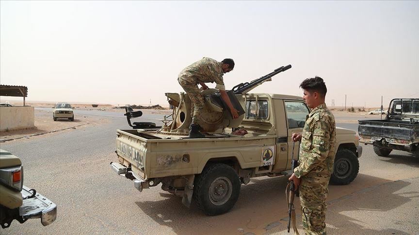 在利比亚哈夫塔尔的武装车队开始活动