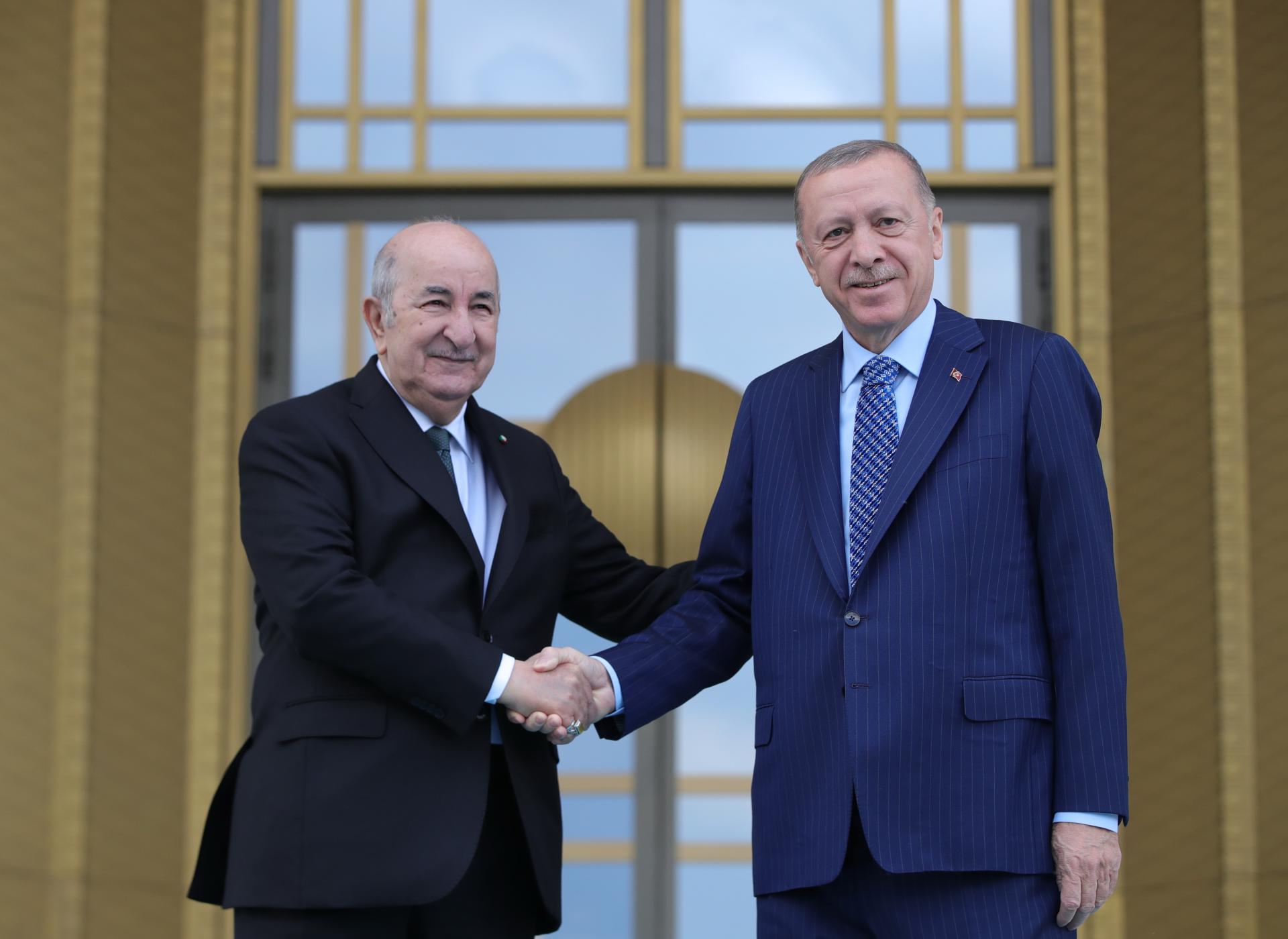 Претседателот Ердоган го пречека алжирскиот претседател Тебун во Анкара со официјална церемонија