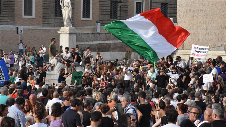 意大利多个城市爆发示威活动反对“绿色通行证”